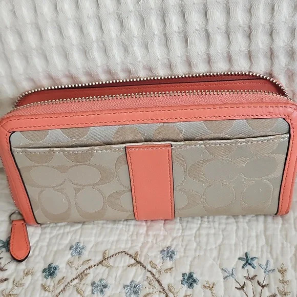 ๐คHP๐คCoach Soho Vintage Zip Around Wallet - Picture 8 of 14